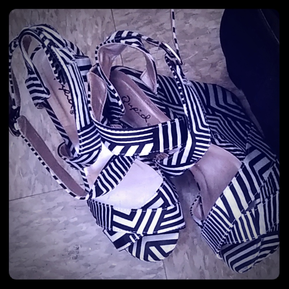 Qupid size 6 and 1/2 black and white print wedges